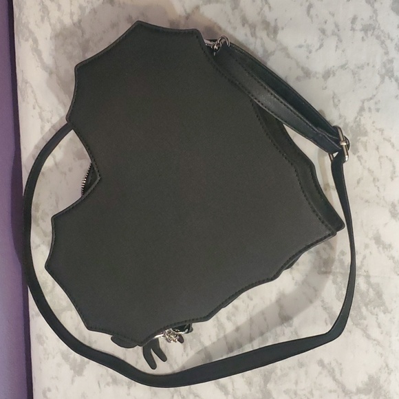 Heart Shaped Spider Web Crossbody - Picture 4 of 4